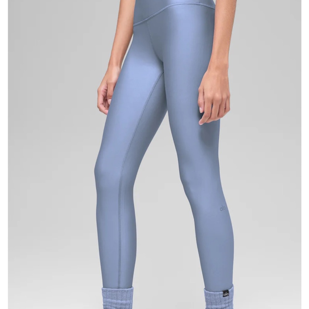 ALO Yoga Women's baby blue leggings never been worn…NWOT